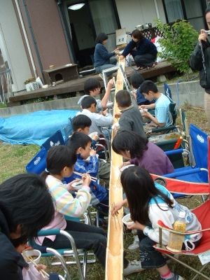 Enfants mangeant un nagashi sômen